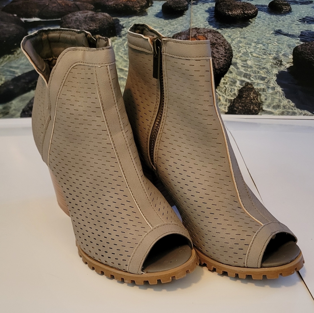 Seven 7 Gray and Brown Open-Toed Ankle Booty Style Heels. Woman's Sz. 8.